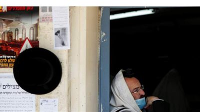 حاخام إسرائيلي بارز مصاب بكورونا يفقد وعيه في فعالية شعبية | فيديو