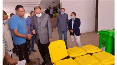 توزيع  ٦٠ سلة قمامة جديدة بحي شرق أسيوط لدعم منظومة النظافة | صور