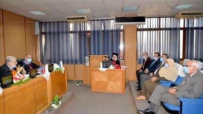 رئيس جامعة المنصورة يلبي دعوة باحثة ماجستير من ذوي الهمم بكلية العلوم