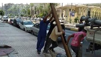 استعدادا لفصل الشتاء.. رفع الأعمدة الآيلة للسقوط بمحطة الرمل في الإسكندرية