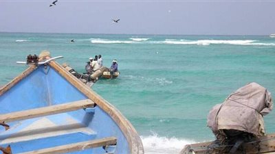 البحرية اليمنية توقف 130 مهاجرا إفريقيا قبالة الحديدة