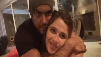 أحمد العوضى يحاول كسر رقبة ياسمين عبد العزيز فى فيديو كوميدى