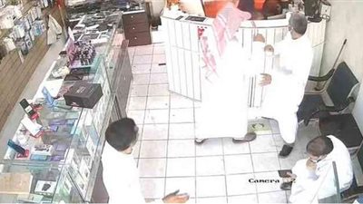 كادت تتسبب في كارثة.. لحظة انفجار بطارية موبايل بوجه صاحب محل هواتف | فيديو