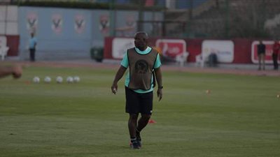 موسيماني يطمئن على ترتيبات رحلة الأهلي إلى المغرب