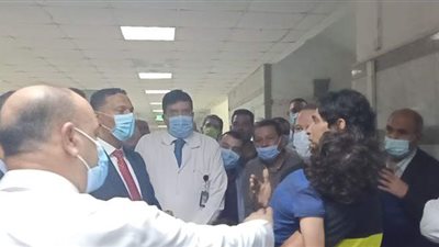 شاهد.. أب يستغيث بمحافظ الدقهلية لإجراء جراحة عاجلة لنجله