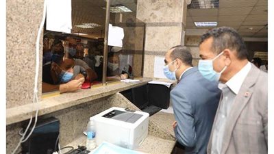 نائب محافظ سوهاج يتابع سير العمل بالمركز التكنولوجي لخدمة المواطنين بحي شرق