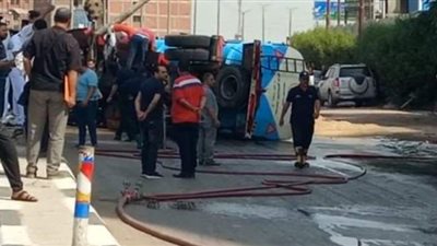 انقلاب سيارة محملة بالبنزين على طريق 