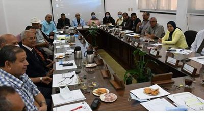 رئيس جامعة القناة يشهد انعقاد مجلس كلية الآداب