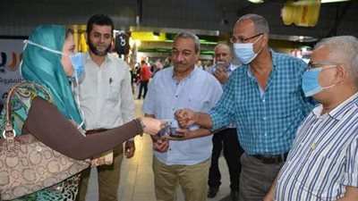 لتشجيع الركاب على ارتياد المترو.. هدايا رمزية للمواطنين بمحطتي أنور السادات والعتبة