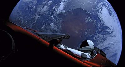 سيارة إيلون موسك تيسلا رودستر تقترب من الوصول للمريخ