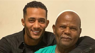 محمد رمضان ينشر صورة برفقة والده: 