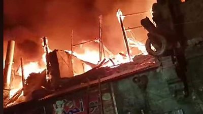 إخماد حريق نشب داخل 3 محلات فى السلام