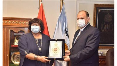محافظ أسيوط يهدي وزيرة الثقافة درع المحافظة | صور