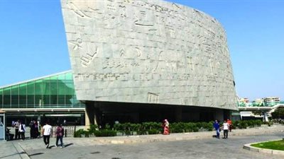 سفارة بنجلاديش تهدى مكتبة الإسكندرية صورا نادرة للرئيس أنور السادات