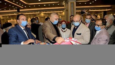 تسليم الزي والأدوات المدرسية لـ 2000 طالب بالمجان في بني سويف