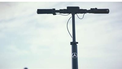 سكوتر مرسيدس الكهربائية بإمكانية الطي.. ويرتبط بالهواتف الذكية | فيديو