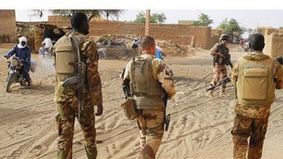 مهاجمون يشتبه بأنهم جهاديون يقتلون 12 جنديا في مالي