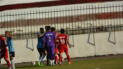 اشتباكات بين لاعبي المحلة والأوليمبي بعد خمس دقائق من الشوط الثاني | صور