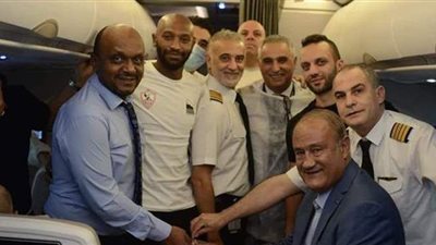 طاقم الطائرة يحتفل ببعثة الزمالك المتجهة للمغرب  بـ