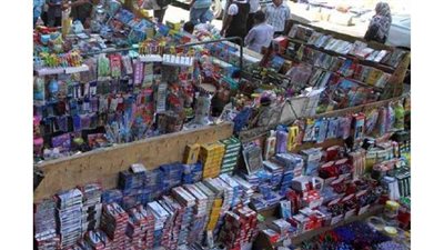 المدرسة في زمن الكورونا.. الأسواق الشعبية.. ملاذ الغلابة لشراء الشنط والأقلام والكراريس.. ومنطقة الأزهر قبلة أولياء الأمور