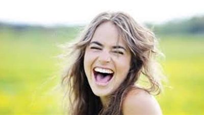 تفسير حلم الضحك في المنام.. وعلاقته بالاستقرار العائلي واقتراب موعد الولادة