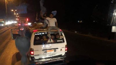 احتفالات جنونية لجماهير المحلة على طريق إسكندرية الزراعي بعد العودة للممتاز