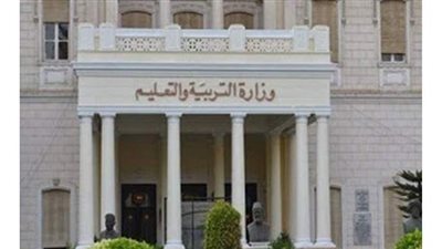 تكريم القائمين على العملية التعليمية لأوائل الثانوية العام