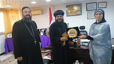 إيبارشية البحر الأحمر تقدم دروع الشكر والتقدير لرئيس سفاجا لجهودها في تطوير المدينة | صور