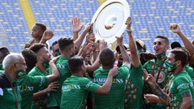 الرجاء يتسلم درع الدوري المغربي قبل موقعة الزمالك | صور