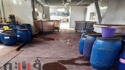 مصادرة مواد مجهولة قبل استخدامها في صناعة المنسوجات بالشرقية | صور