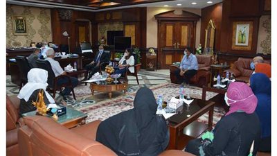 محافظ المنيا يلتقي بمستحقي عمارات مدينة العمال ويستمع لشكواهم