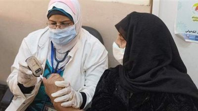 توقيع الكشف الطبي على 1909 مواطنين خلال قافلة بنزلة عبيد بالمنيا