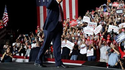 لتأكيد تعافيه من كورونا.. ترامب يرقص في تجمع انتخابي |فيديو