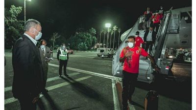 شاهد الخطيب يصافح كهربا ونجوم الأهلي