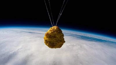 مركز تسوق عملاق يرسل أصابع الدجاج المقلية إلى الفضاء | صور