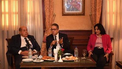 وزير السياحة والآثار يبحث إقامة مضمار دائم لسباق السيارات