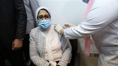 الصحة: شخصيات عامة تشارك بالحصول على لقاح كورونا لتشجيع الراغبين بالتطوع