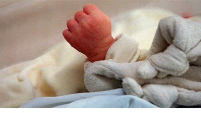 العثور على طفل حديث الولادة ملفوف فى بطانية بالمقطم