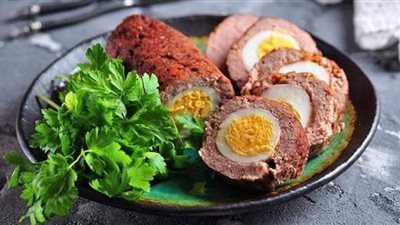 طريقة عمل رول اللحمة المفرومة بالبيض