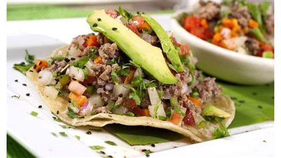 طريقة عمل توستادا اللحم المكسيكية بالجبن الشيدر