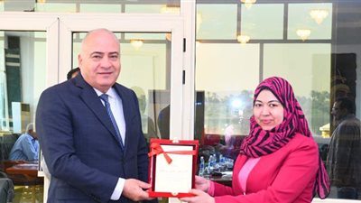 محافظ قنا يكرم المشرف العام على فصول مياه الشرب والصرف الصحى | صور