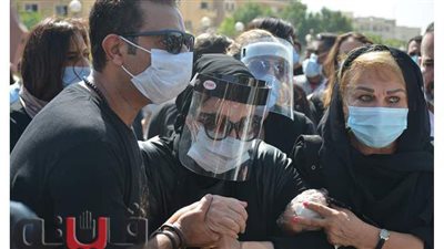 الانهيار والتعب يسيطران على شهيرة خلال جنازة محمود ياسين | فيديو وصور