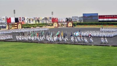 أهالي خريجي طلبة الشرطة يستقبلون السيسي بالأعلام وهتاف تحيا مصر