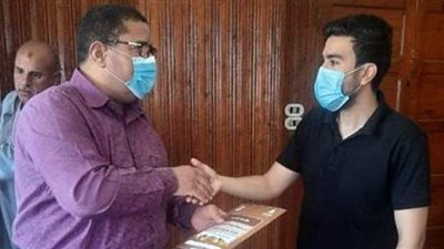 محافظ كفرالشيخ يسلم 8 عقود تقنين أراضي أملاك الدولة  | صور