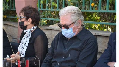 حسين فهمي في الصفوف الأولى بجنازة محمود ياسين: وداعاً يا صديقي | فيديو وصور