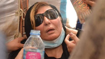 لحظة اغماء سهير رمزي خلال مراسم دفن جثمان محمود ياسين | فيديو