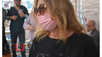 يسرا تواسي شهيرة خلال دفن جثمان محمود ياسين | فيديو