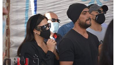 أحمد العوضي وياسمين عبدالعزيز يشاركان بمراسم دفن الفنان محمود ياسين | فيديو