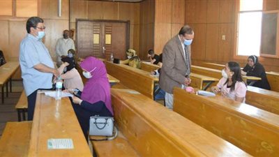 رئيس جامعة سوهاج يتفقد امتحانات الترم الصيفي لكليتي الآداب والحقوق