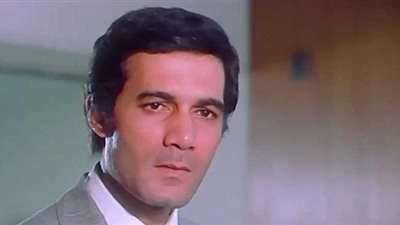 5 نجوم شباب عملوا مع الراحل محمود ياسين في بداياتهم الفنية وغابوا عن جنازته